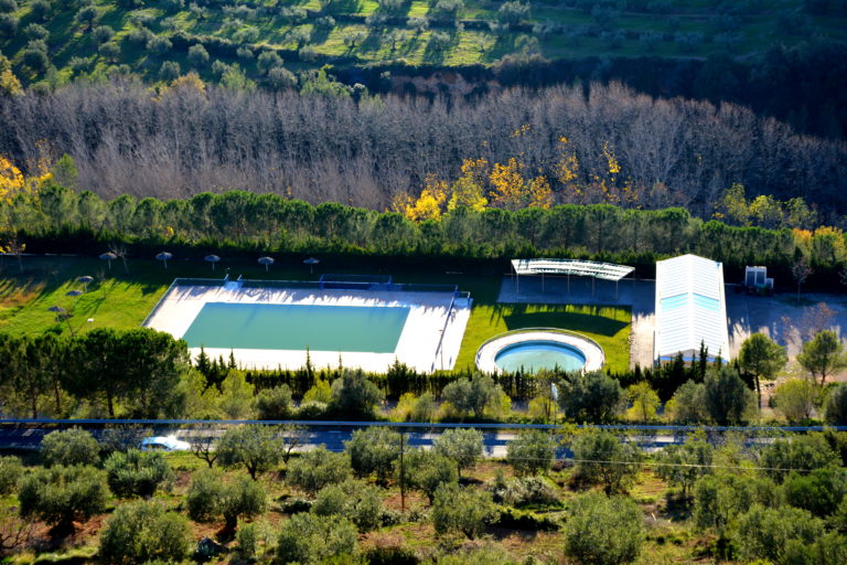 Piscina municipal en mig de la natura
